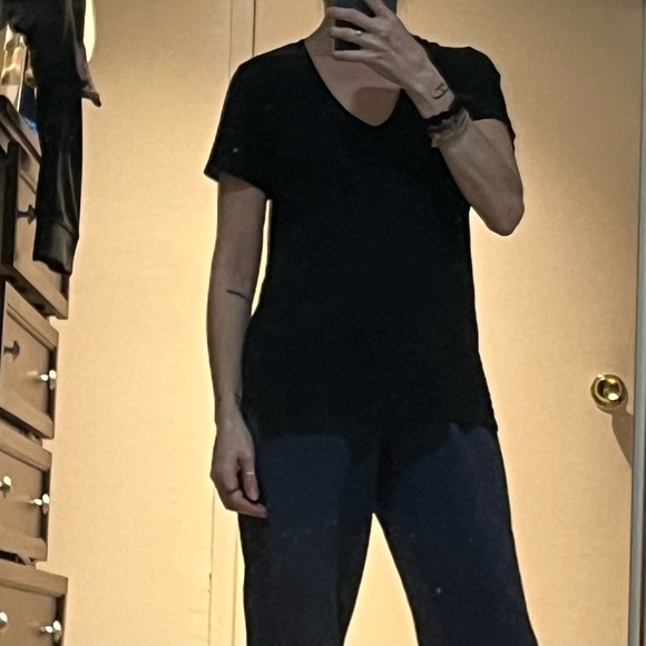 Madewell Whisper Cotton V-Neck Pocket Tee Shirt. - Picture 3 of 8